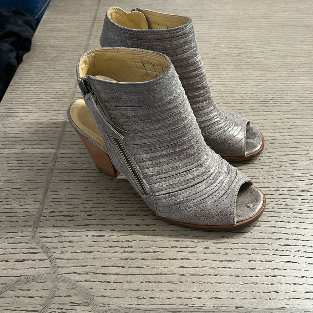 Paul Green Women’s Cayanne Peep Toe Sandal (Smoke Leather)